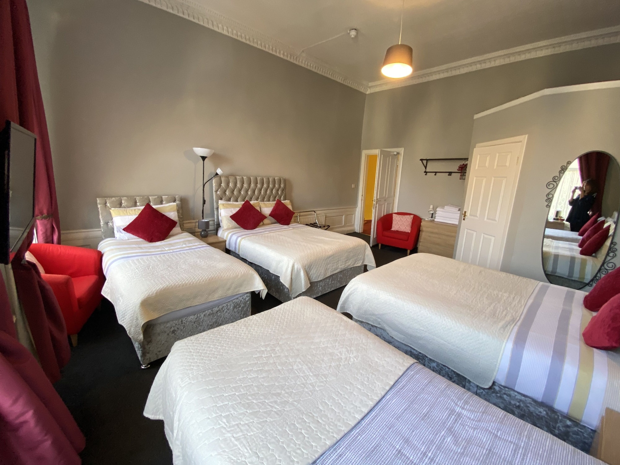 Suite, 2 Double and Twin Beds، 16 PILRIG GUEST HOUSE 2/7