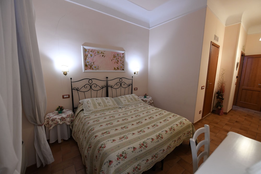 Rosa, Standard, 1 Queen and 1 Single Bed