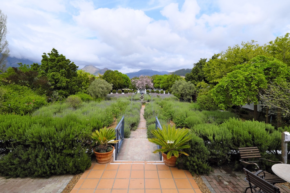 Chapter House Boutique Hotel 32/38