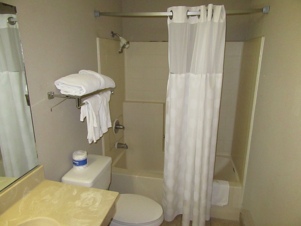 Ramada by Wyndham Los Angeles/Koreatown West 7/33