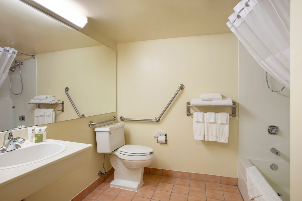 Travelodge Suites by Wyndham Regina / Eastgate Bay 24/71