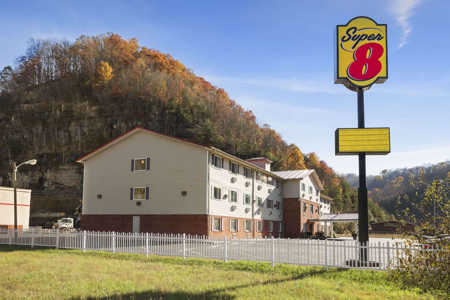 Super 8 Prestonsburg 23/25