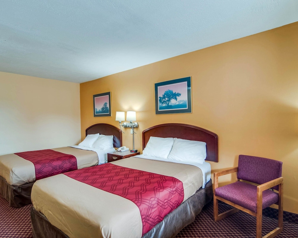 Econo Lodge Near Bluefield College 11/25
