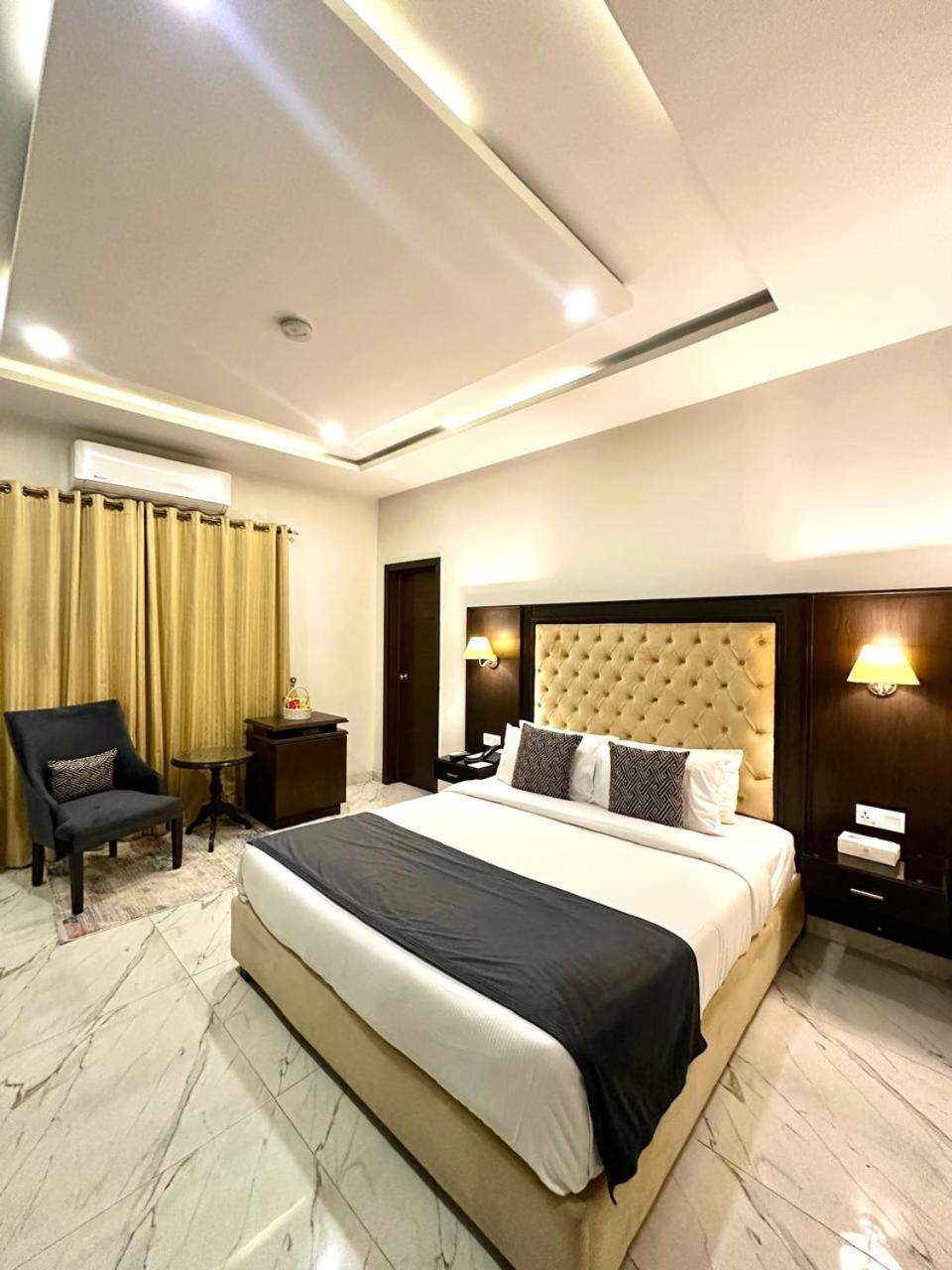 Faletti's Grand MM Alam Road 16/60