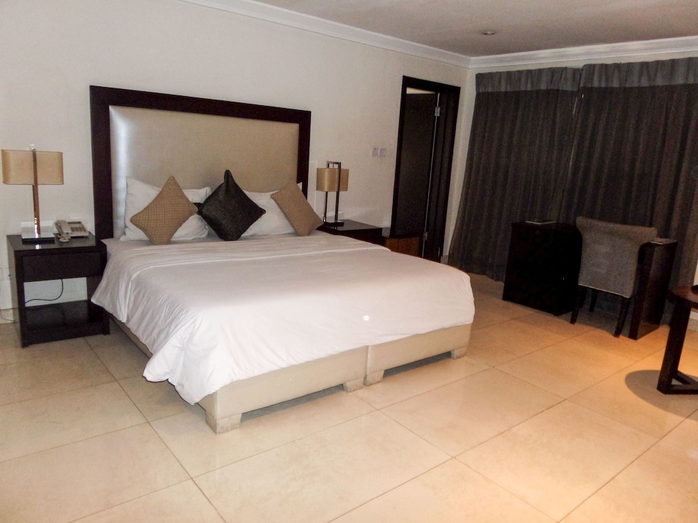 S S Hotels And Suites 15/48