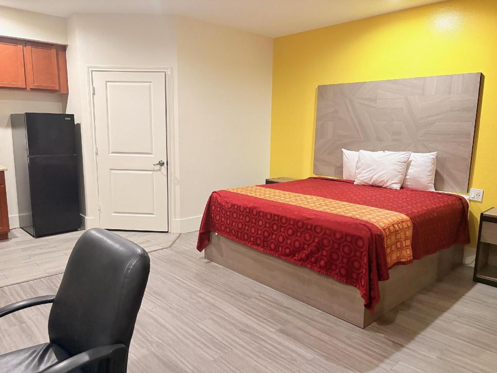 ROOM, QUEEN BED, KITCHENETTE