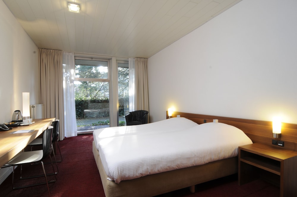 ROOM, DOUBLE BED, SMALL