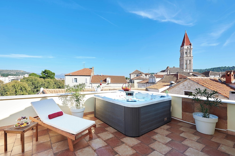 PALACE DEROSSI 65/72