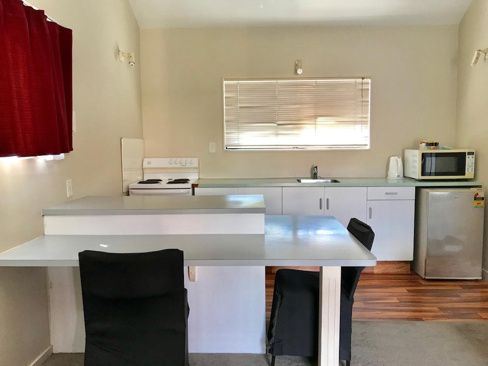 RAYLAND EPSOM MOTEL 2/36
