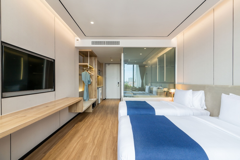 DELUXE, DOUBLE OR TWIN BED