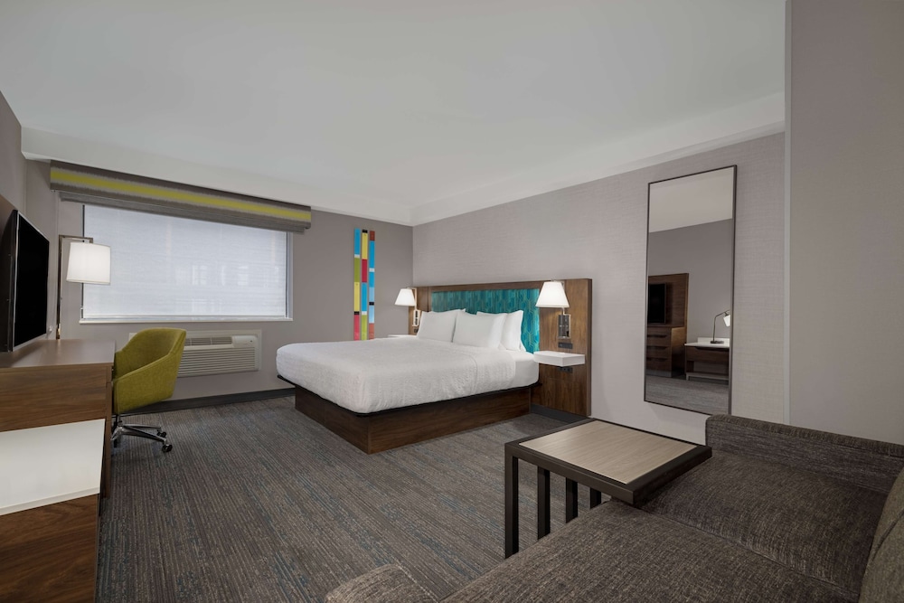 STUDIO, SUITE, KING BED