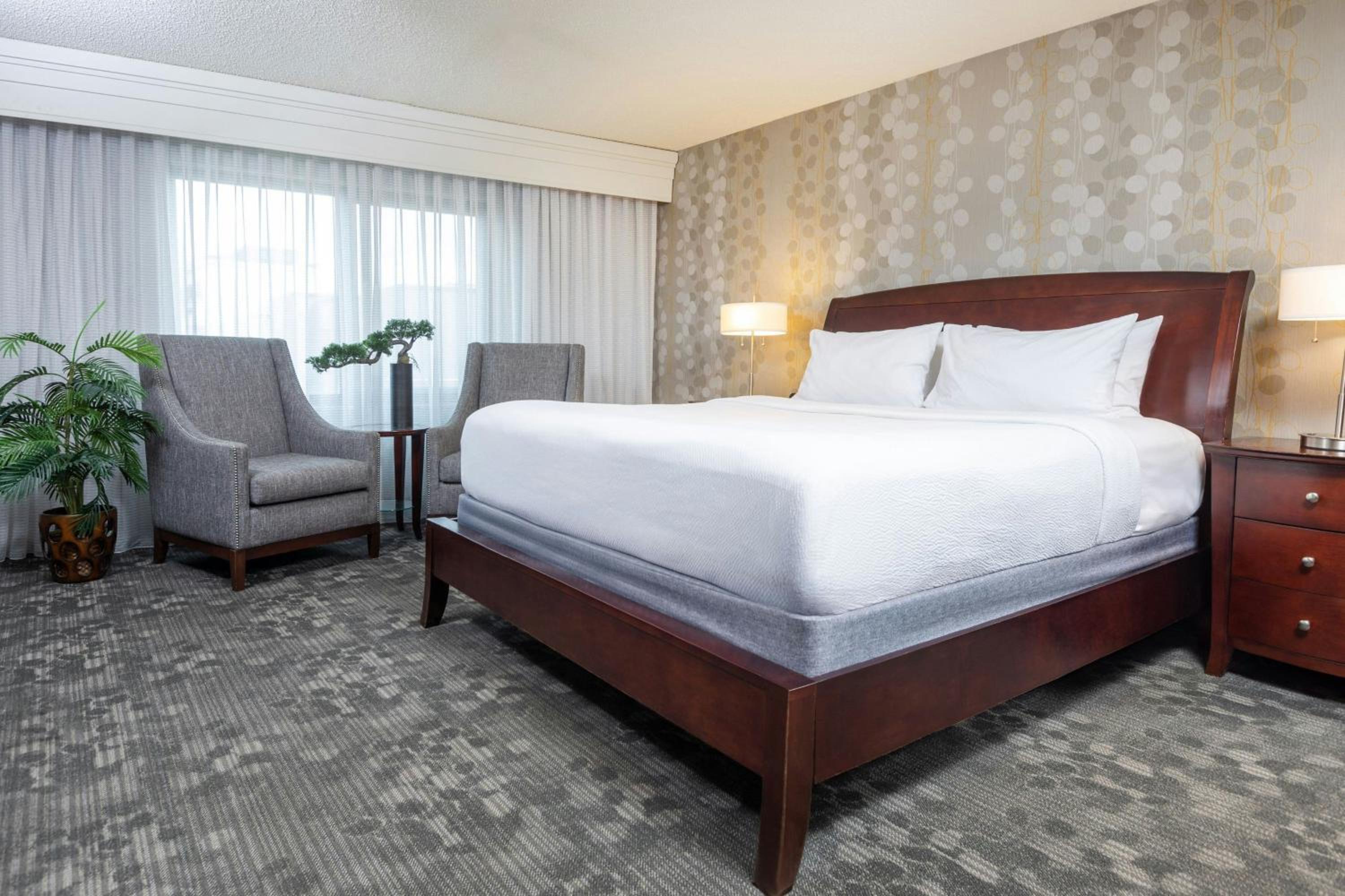 1 Bedroom, Specialty, Suite, King Bed, Dining Area, Bathtub
