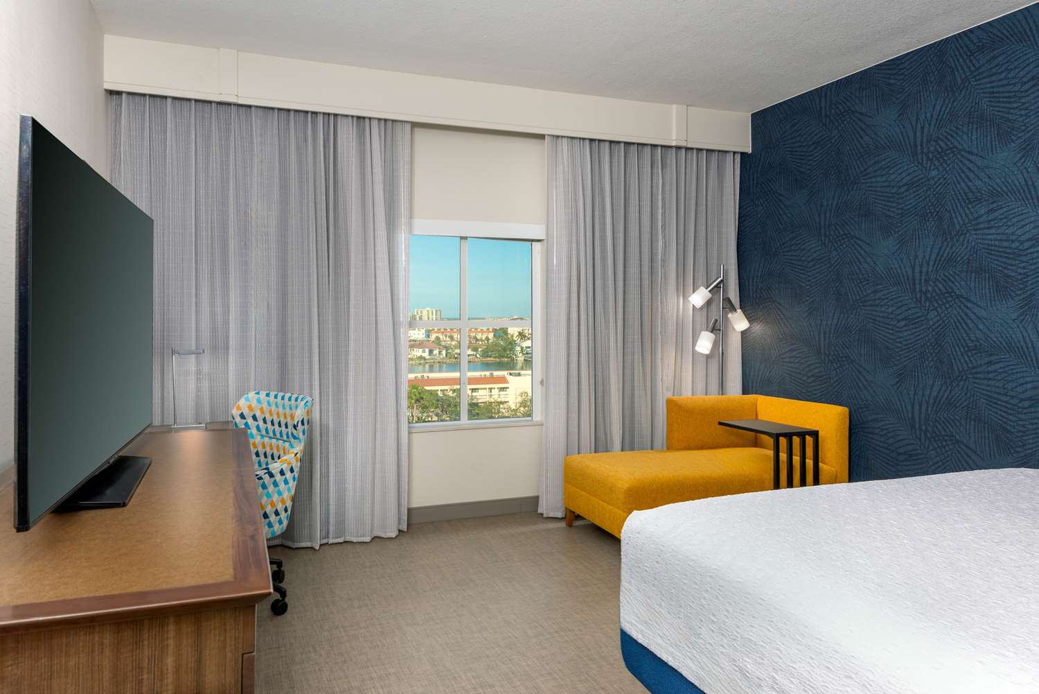غرفة بسرير كينج