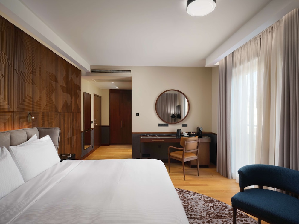 DELUXE, KING BED