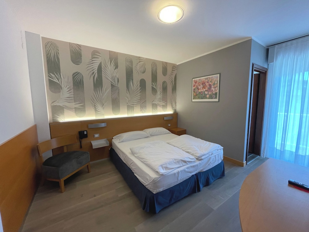 ROOM, DOUBLE OR TWIN BED
