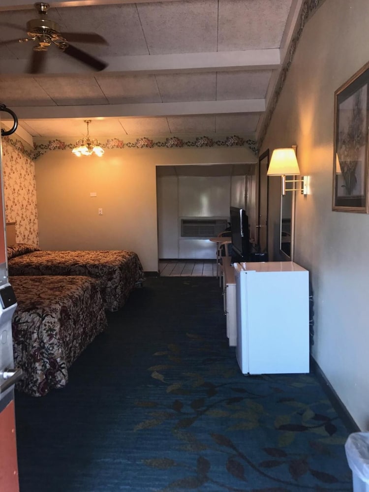 Red Carpet Inn 38/65