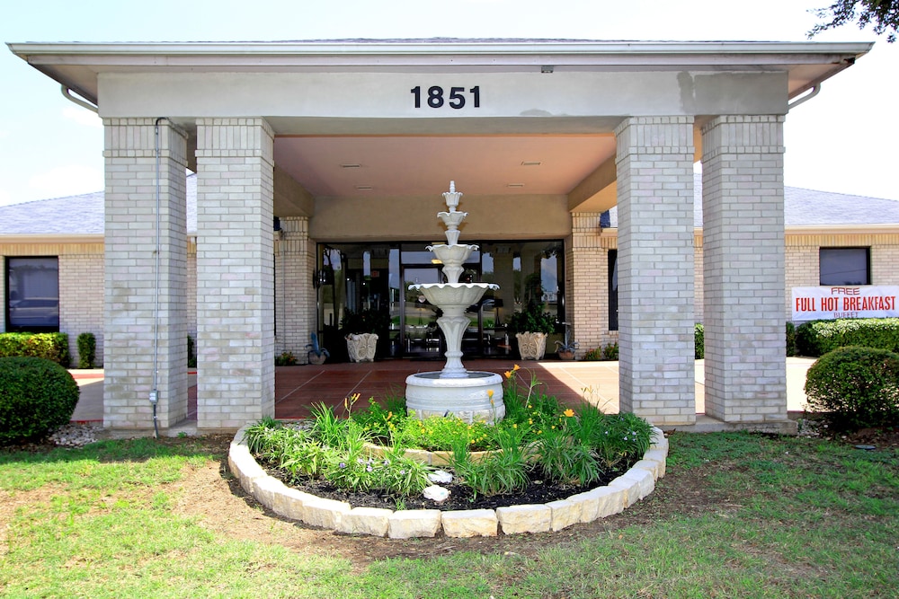 Days Inn by Wyndham Round Rock 38/43