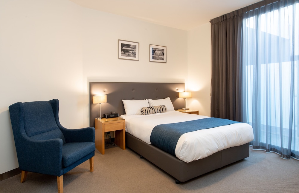 MAWSON LAKES HOTEL 23/64