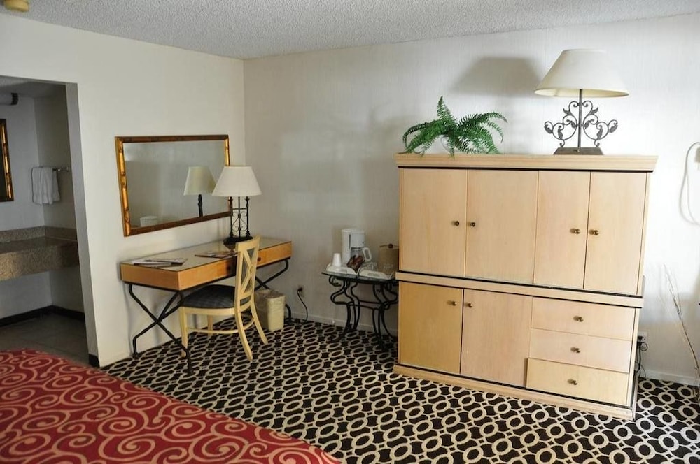Delos Reyes Palm Springs 48/63