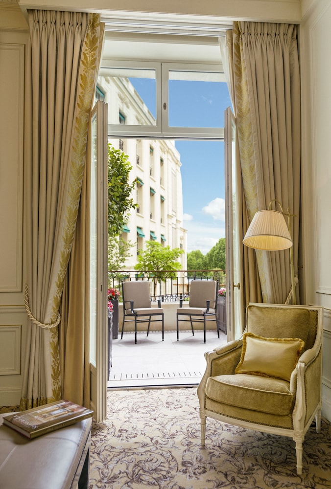 Shangri-La Paris 46/81