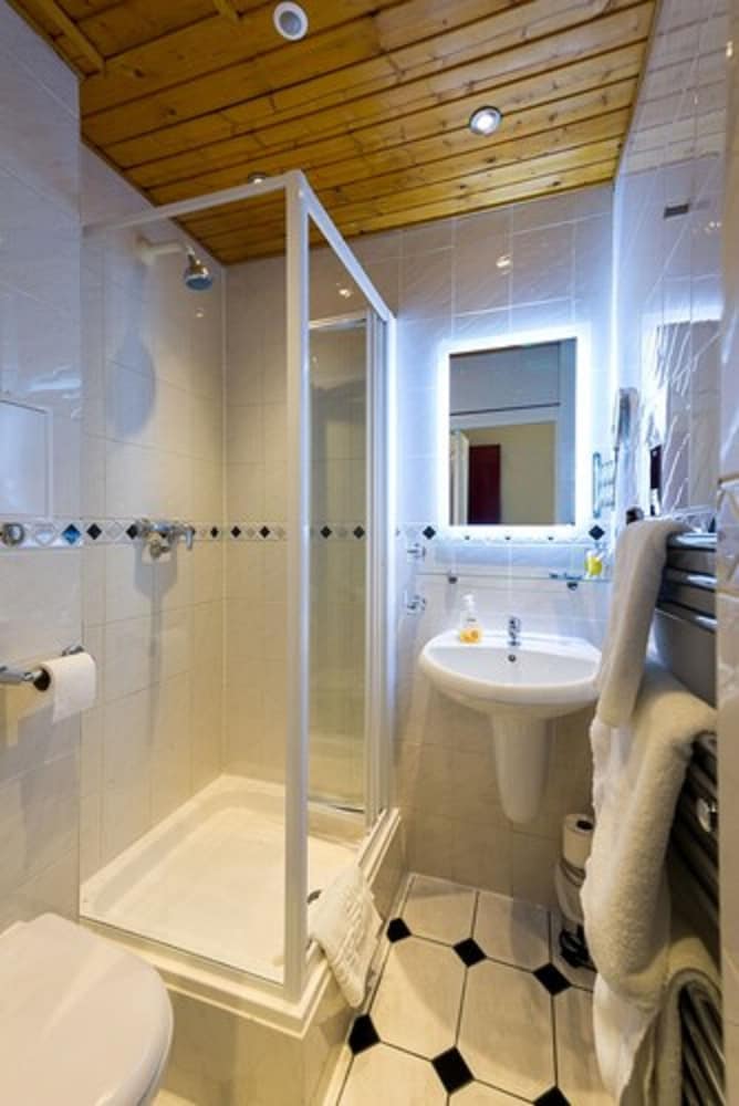 The Adria Hotel London 23/34