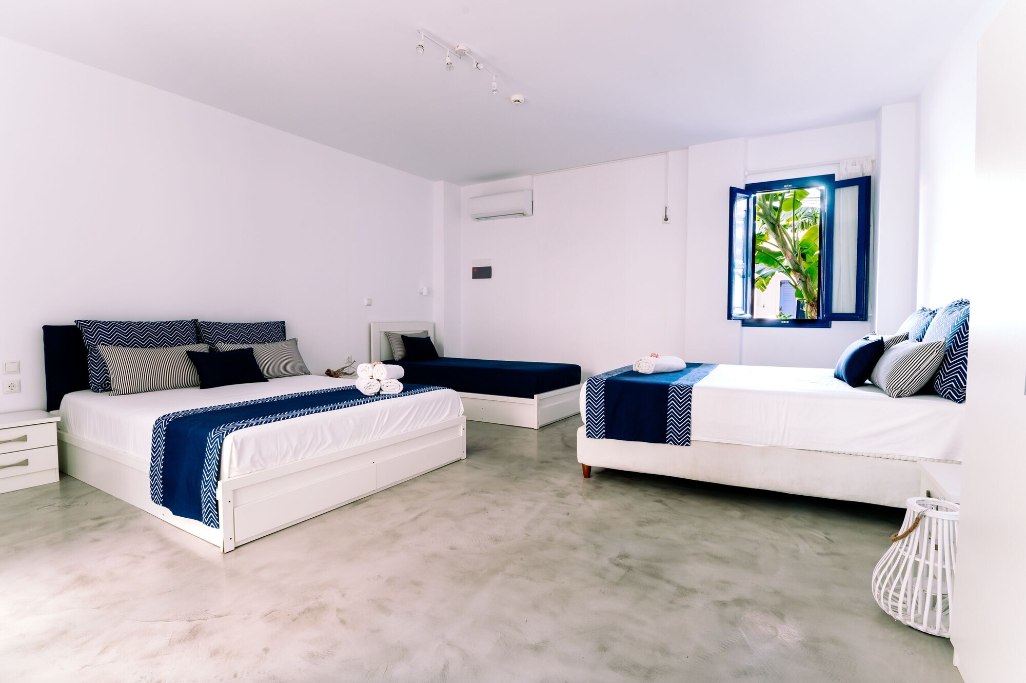 ROOM, QUADRUPLE, 2 DOUBLE BEDS, POOL VIEW