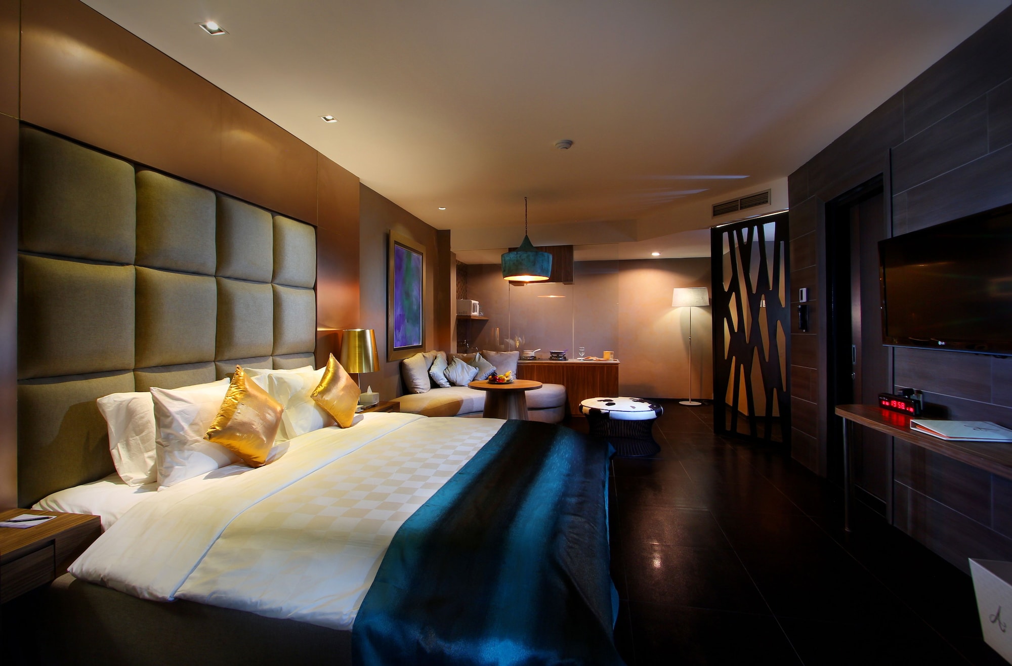 POOL, SUITE