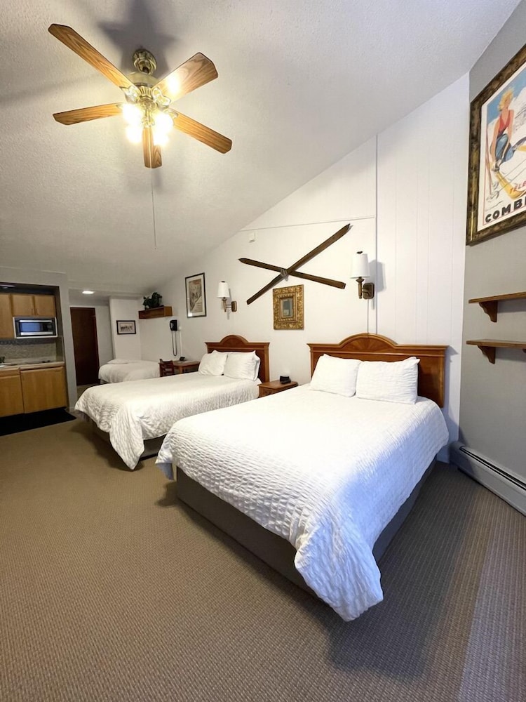 Room, 1 Single and 2 Queen Beds, Top Floor