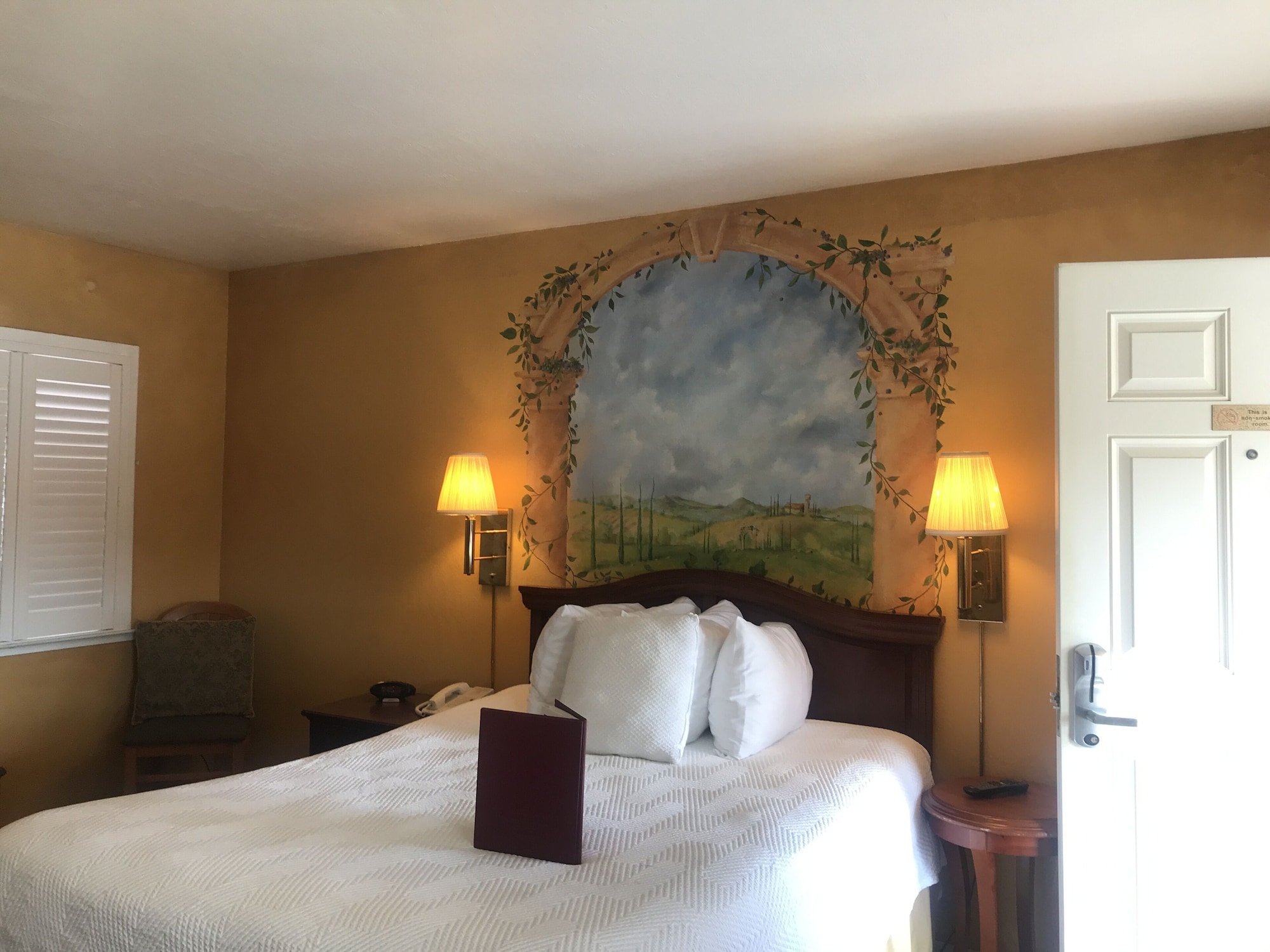 Standard, Queen Bed, Chardonnay Lodge 2/8