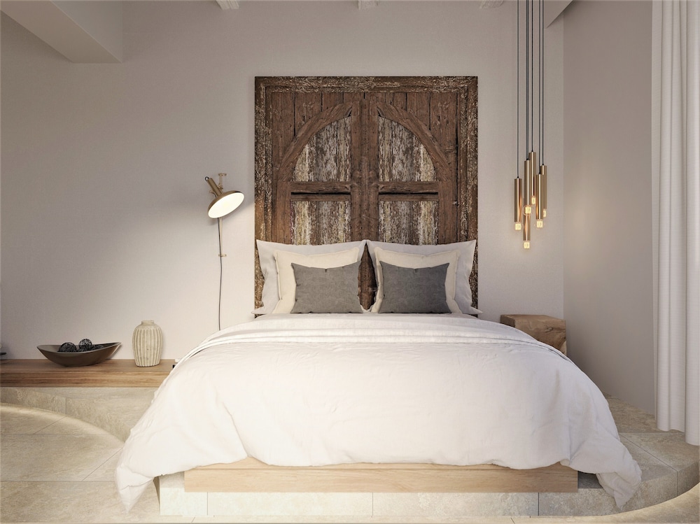 JUNIOR SUITE, QUEEN BED, COURTYARD VIEW, PATIO