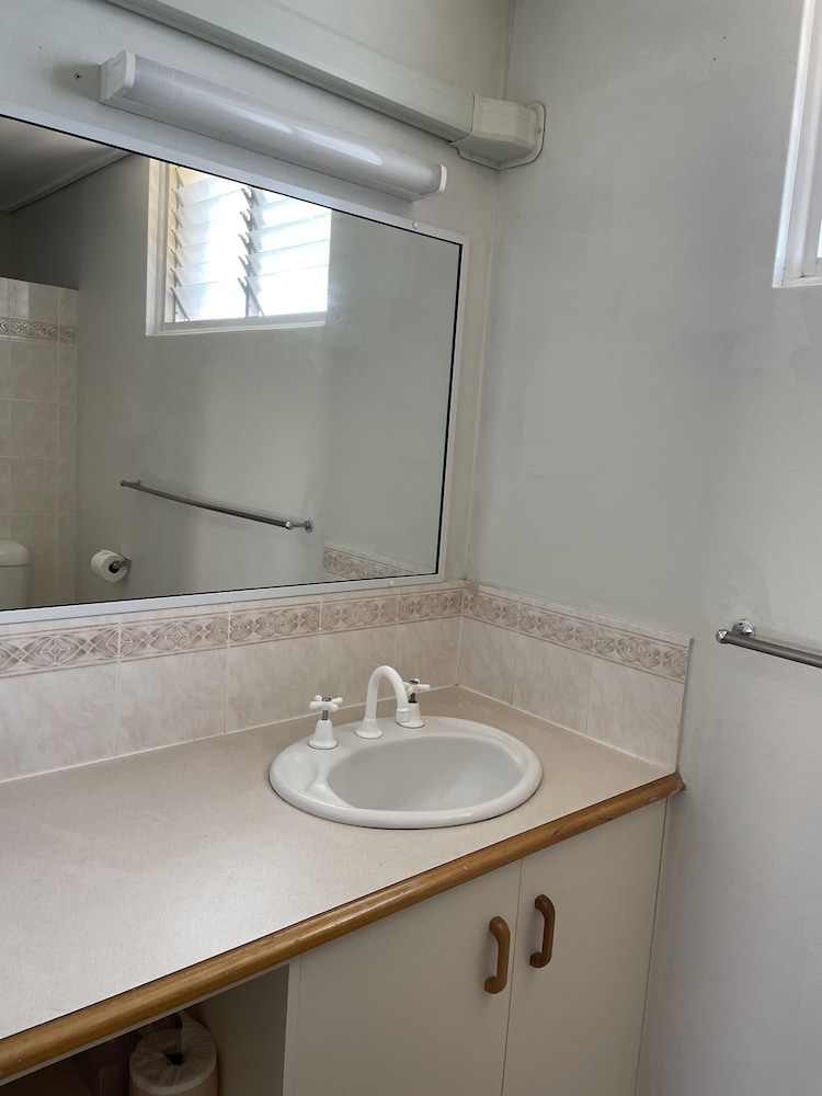 Gladstone CBD Motel 6/13
