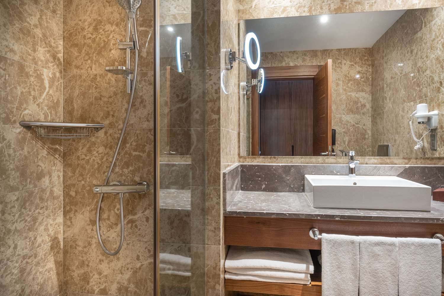 Clarion Hotel Istanbul Mahmutbey 59/60