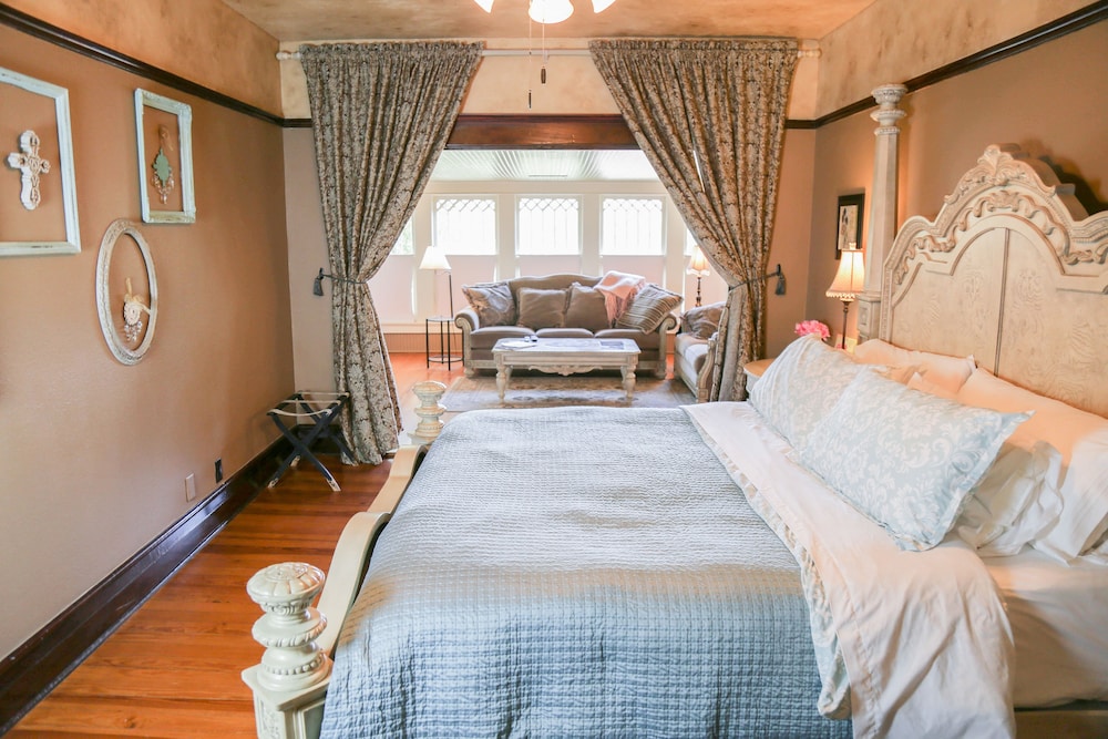 Josephine, Superior, Suite, King Bed