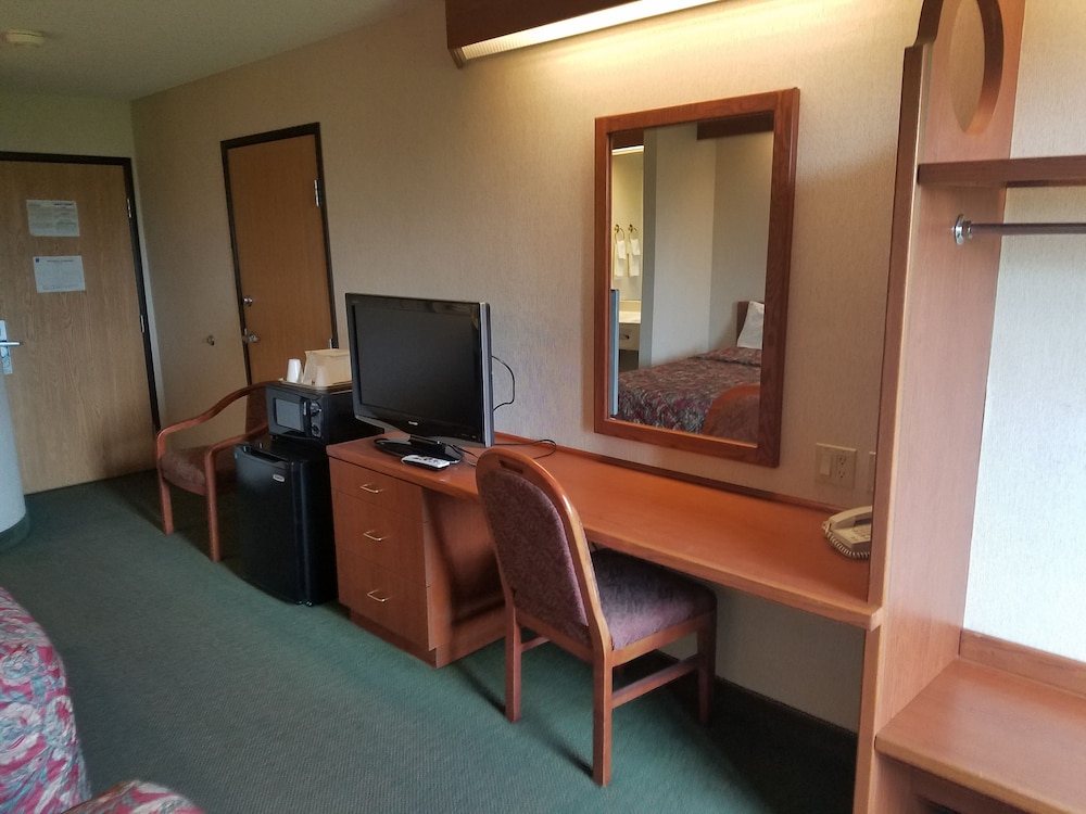 Syracuse Inn & Suites 19/22