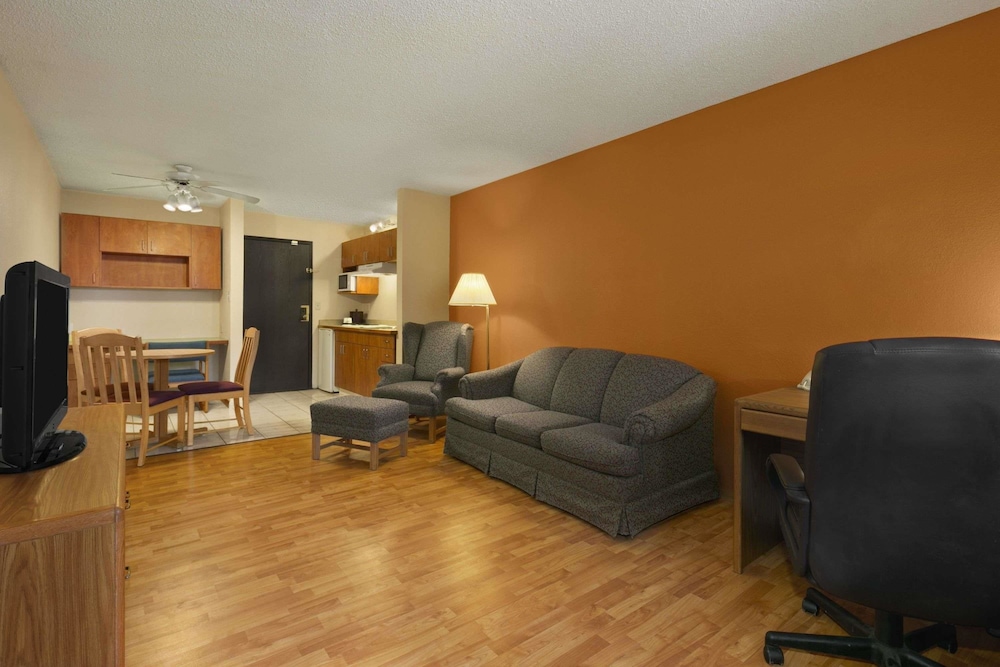 Days Inn & Suites by Wyndham Stevens Point 24/33