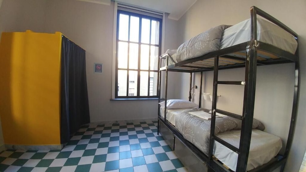 Female Dorm, 4 People, 2 Bunk Beds, Shared Bathroom 2/4