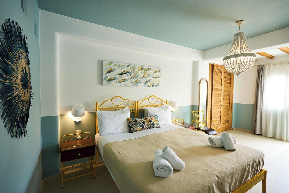 BUDGET, DOUBLE OR TWIN BED, POOL VIEW