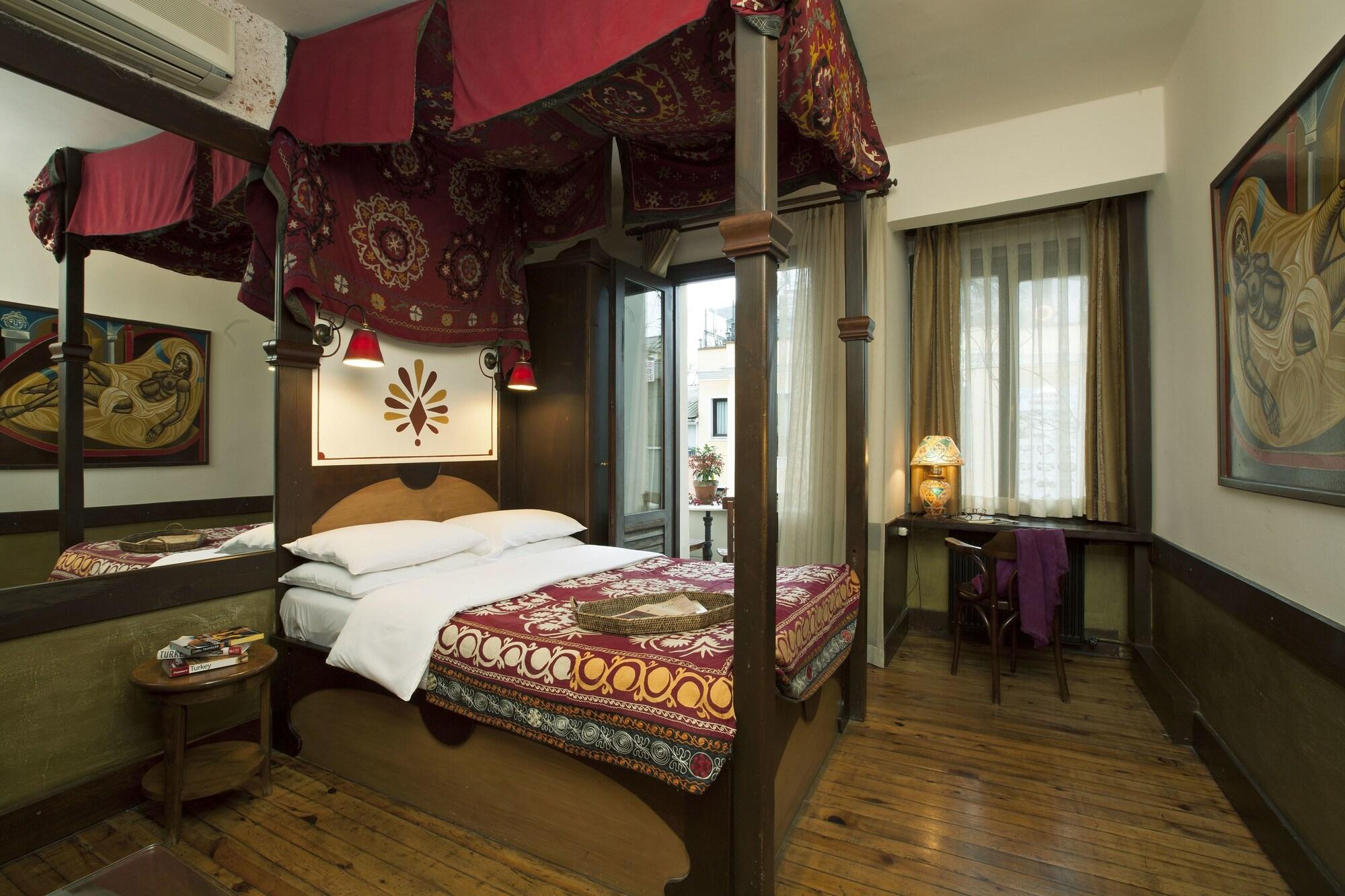 Hotel Empress Zoe 12/100