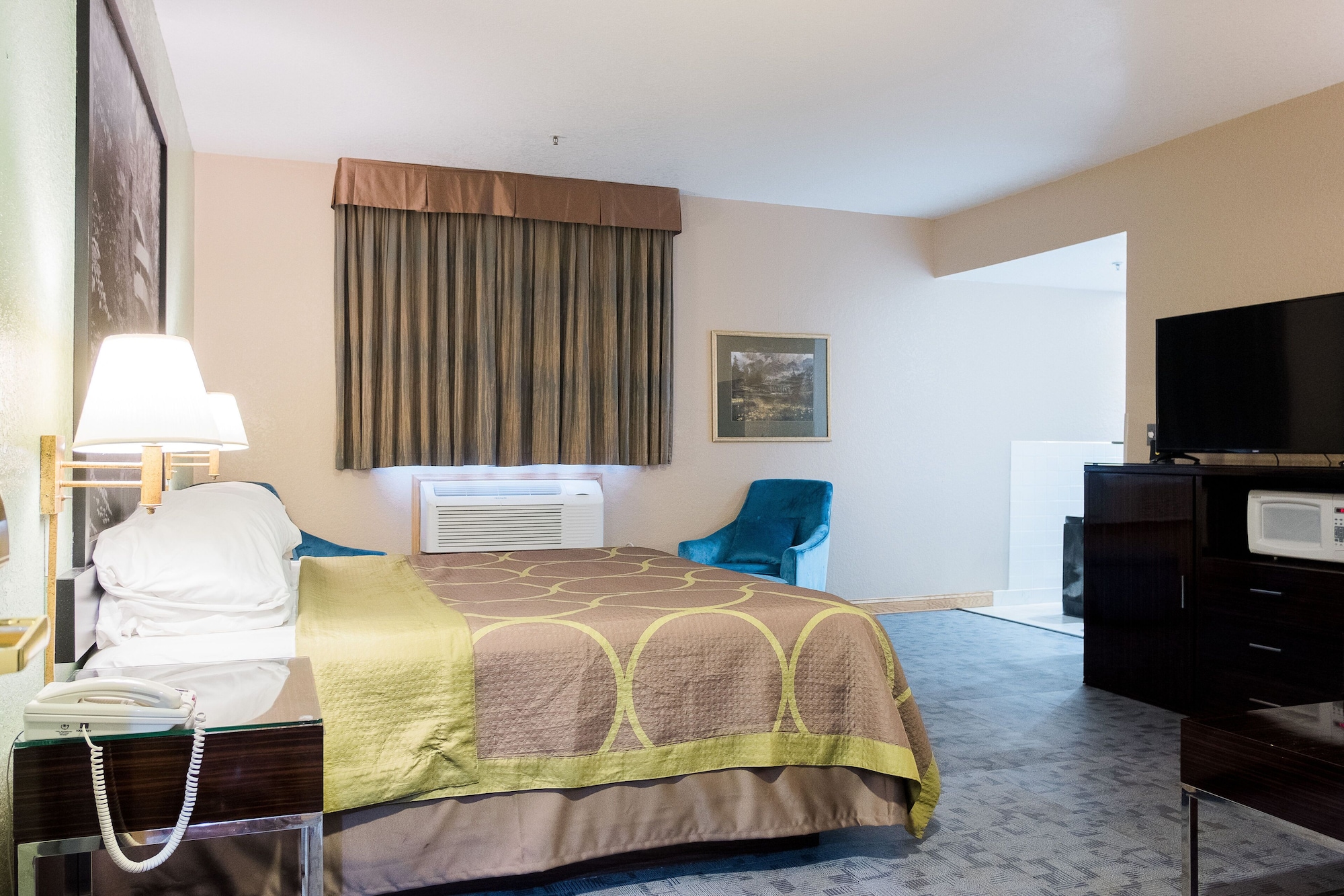 جناح بسرير كينج بحوض جاكوزي، Super 8 by Wyndham Uniontown PA 4/10