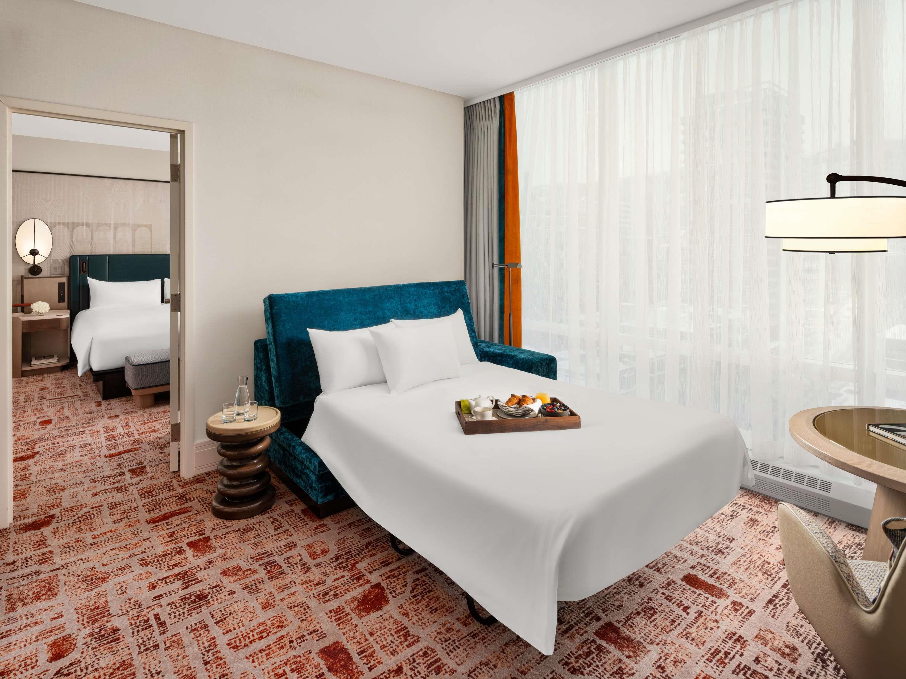 1 Bedroom, Suite, King Bed, Mont Royal View, Sofa