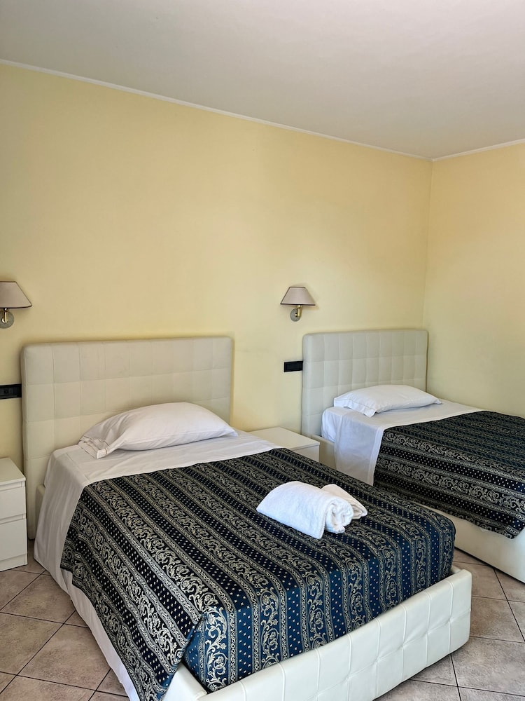 Yachting Hotel Mistral 25/79