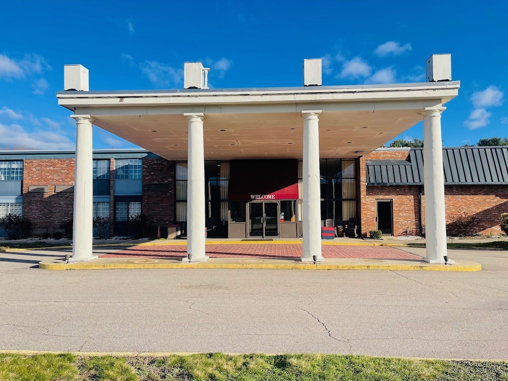 Mystic River Hotel & Suites 2/50