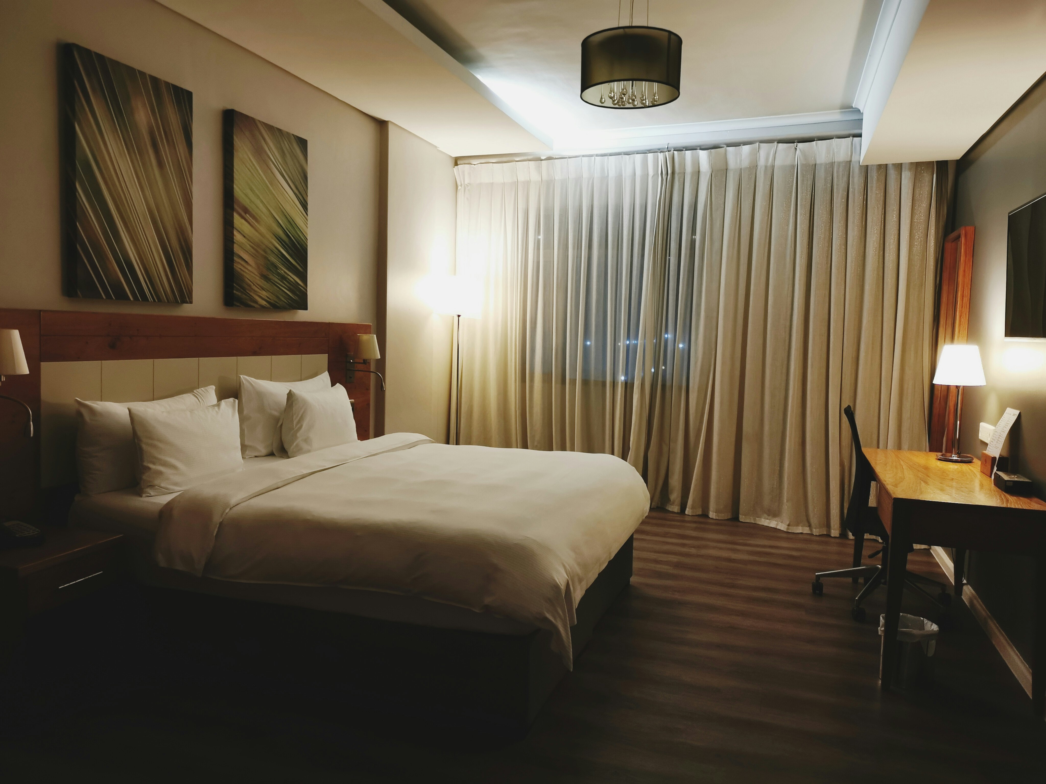 DELUXE, KING BED