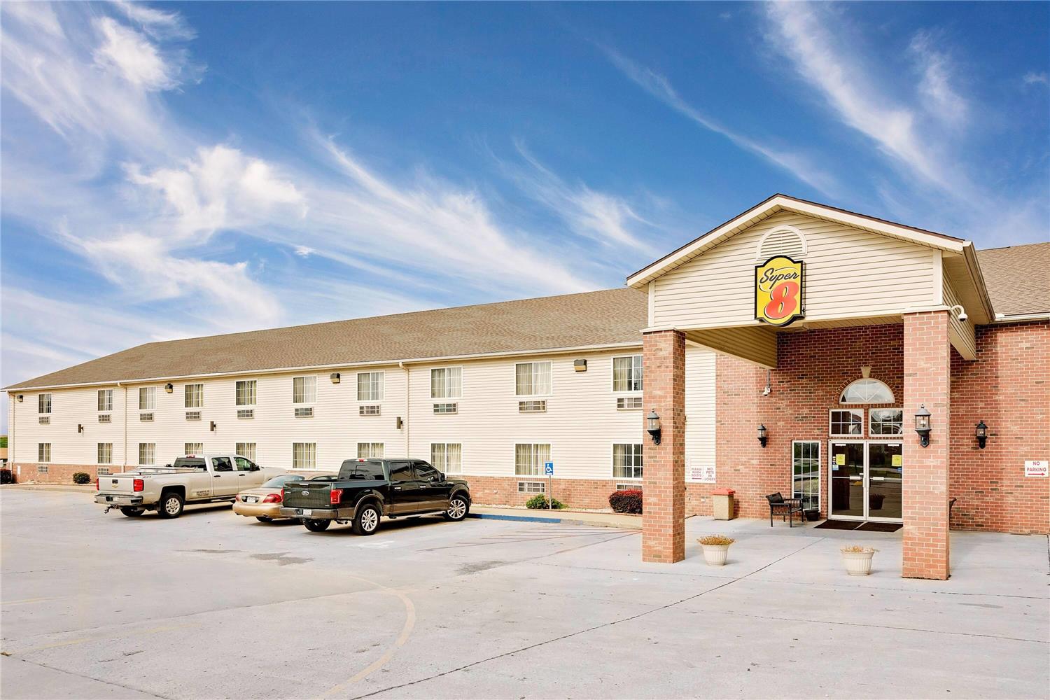 Super 8 by Wyndham Mound City 1/3