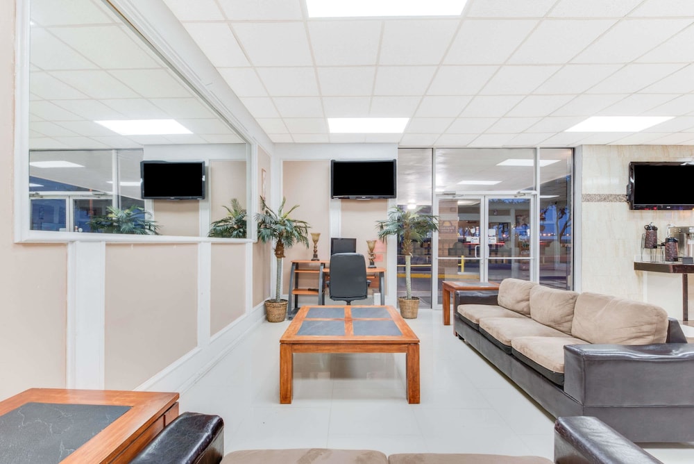 Days Inn & Suites By Wyndham Laredo 13/23