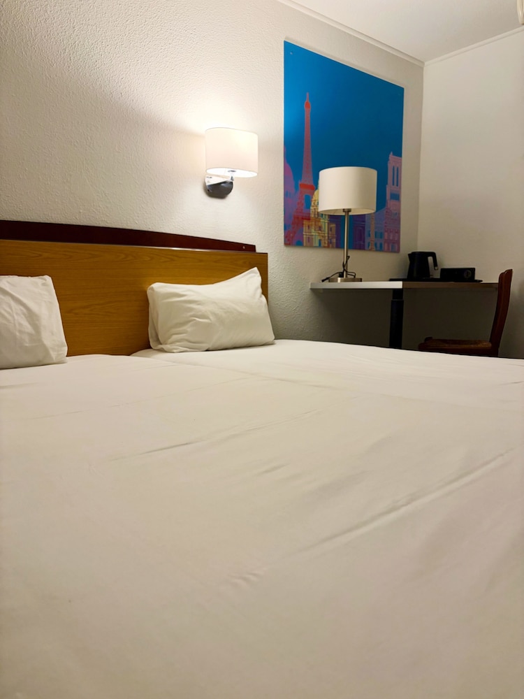 Kyriad Direct Marseille Est - La Valentine 9/52