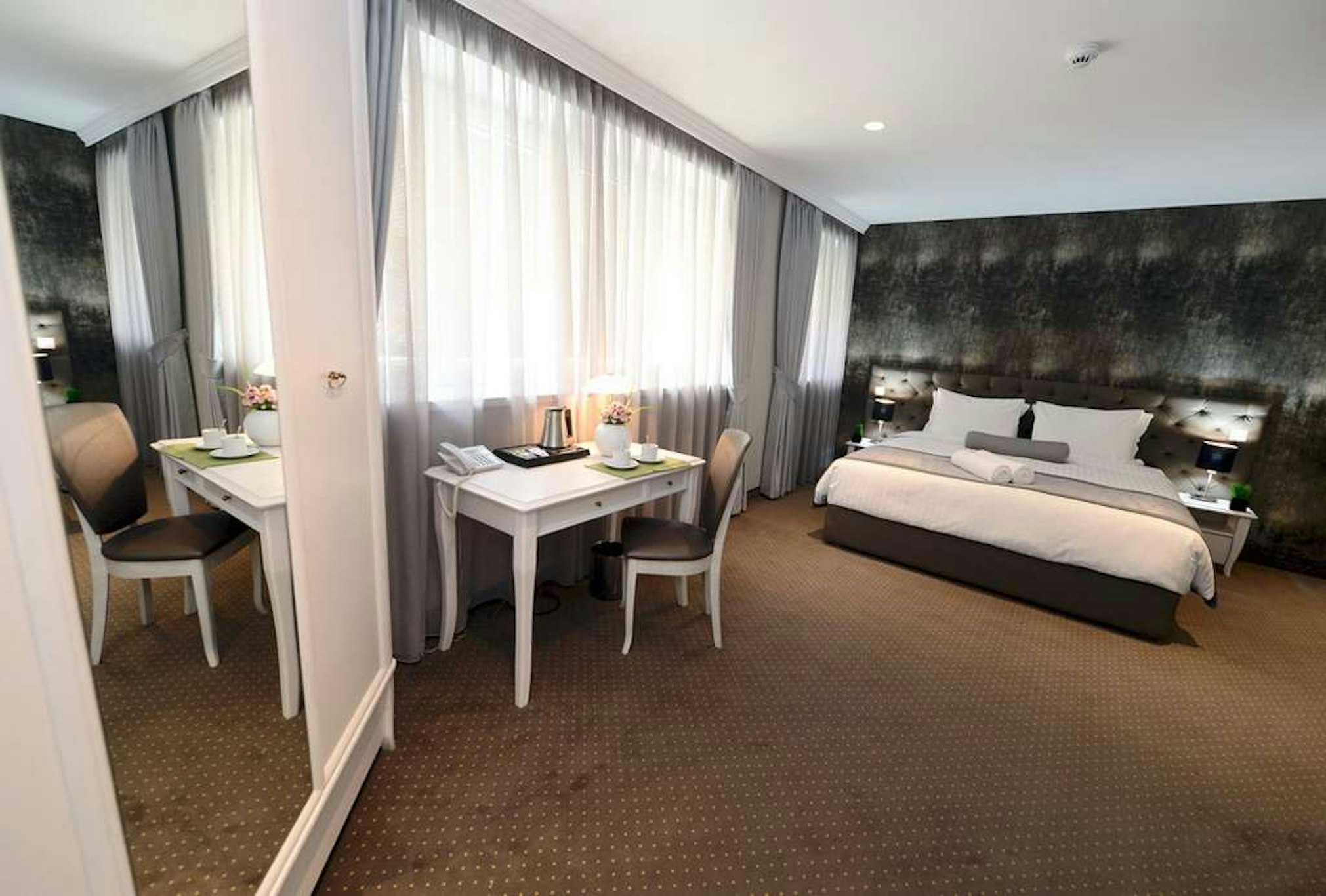 Alexander Square Boutique Hotel 31/55
