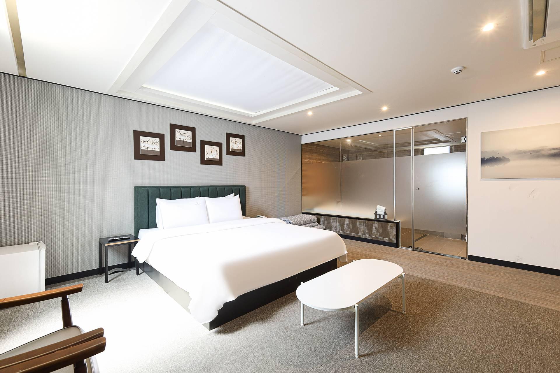 Hotel Quatz 17/80