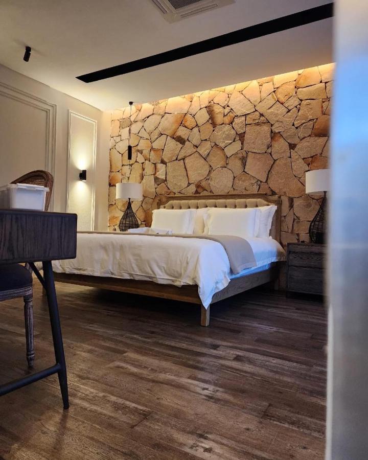 Lira Boutique Lodge 8/44