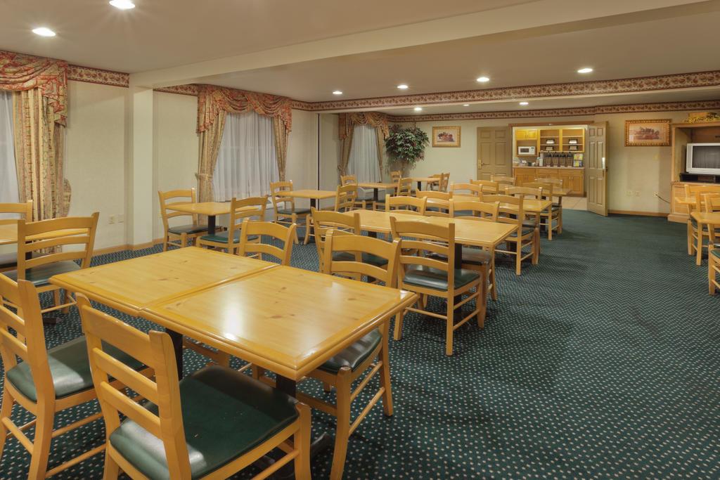 Country Inn & Suites by Radisson Holland, MI 32/42